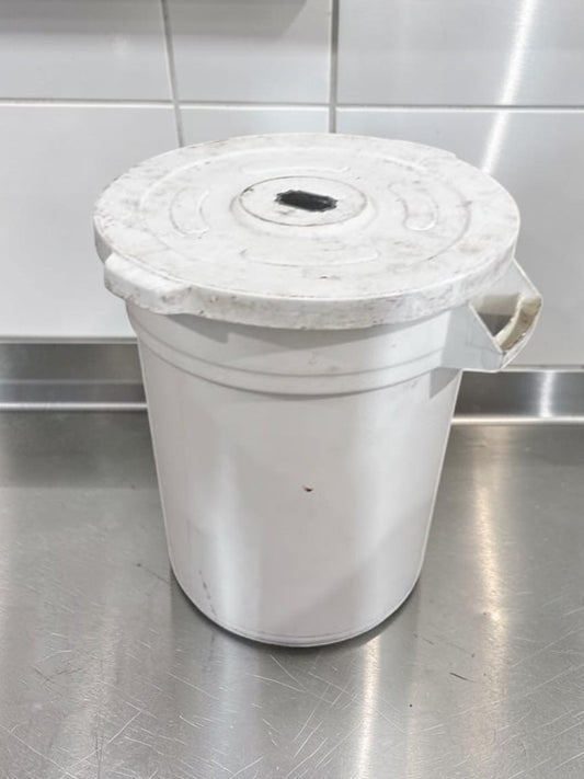 Like-New Condition – 32 Gallon Round Commercial Trash Can with Lid & Dolly – Heavy-Duty Foodservice Waste Container – NSF / USDA Style – Ready for Immediate Use!