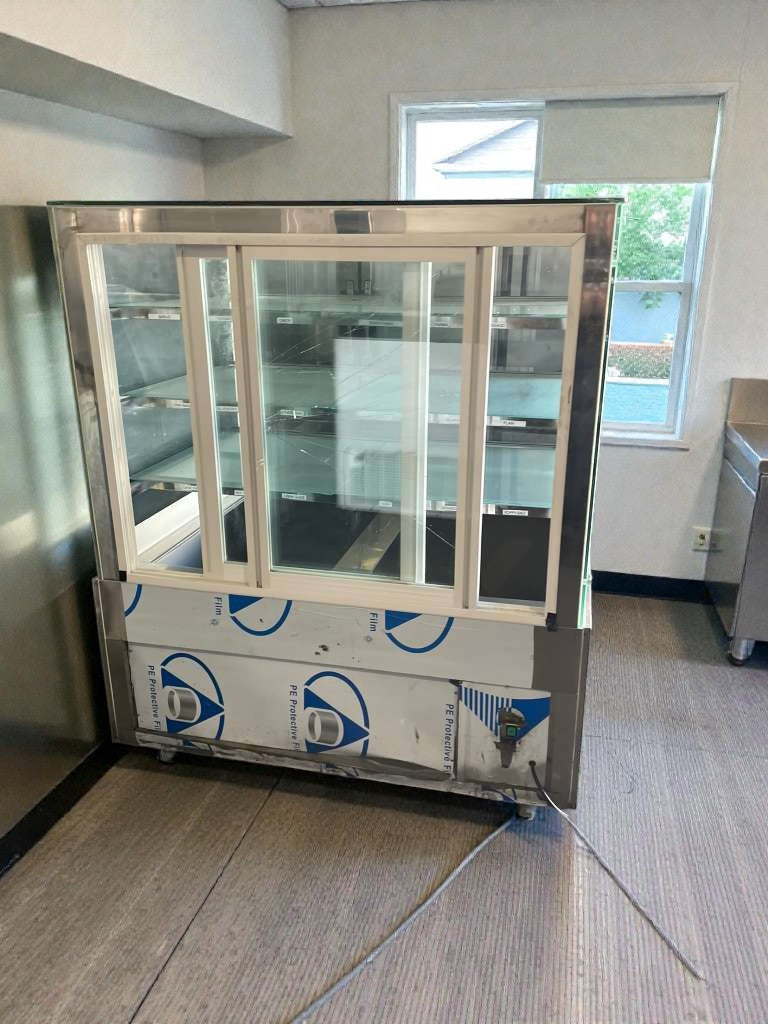 Immaculate Condition – Commercial Refrigerated Glass Display Case – 115V / Single Phase – Fully Tested & Working!