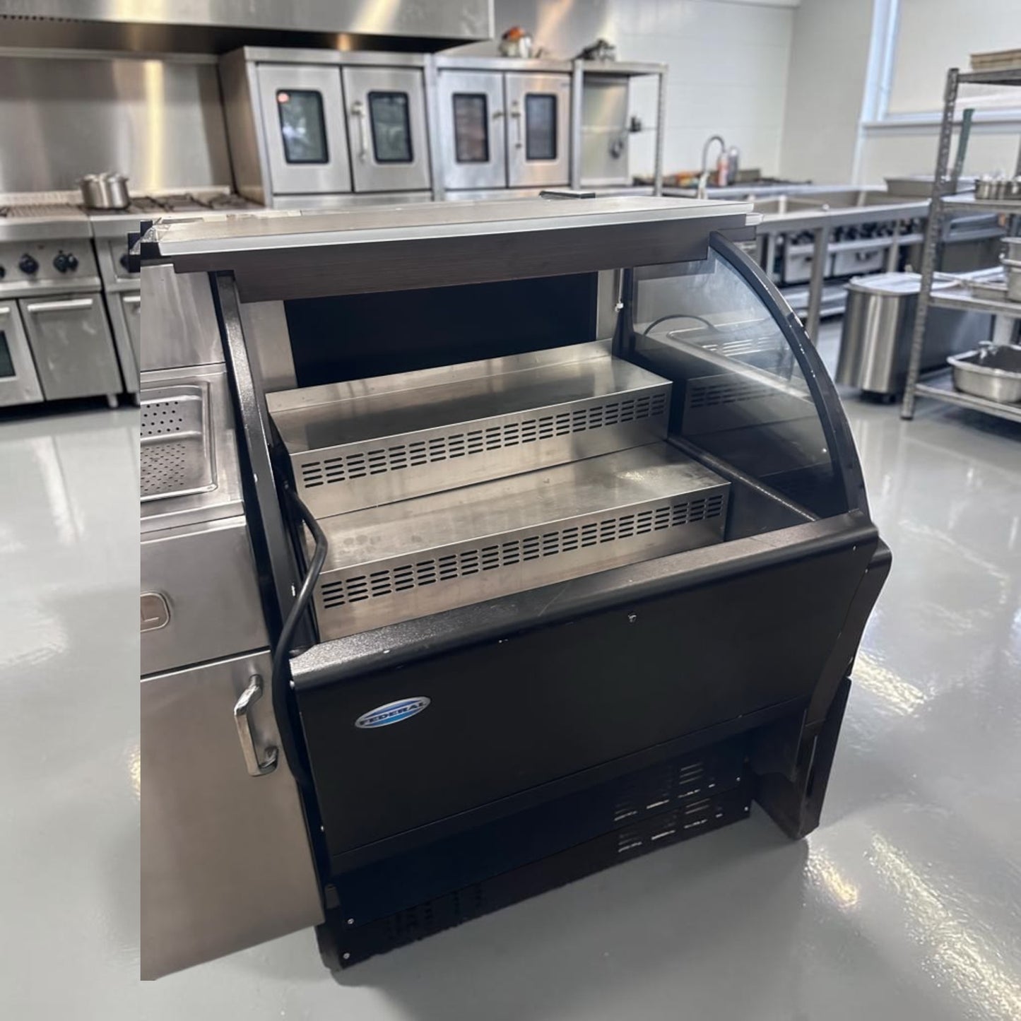 High-Grade Condition – Federal Industries UCR3633C – 36″ Curved-End Refrigerated Self-Serve Display Case – 120V – Used Commercial Equipment!