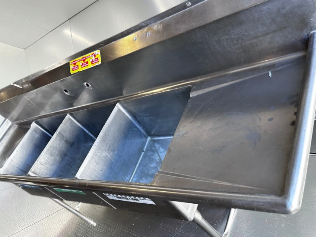 Flawless Condition – Commercial Three-Compartment Stainless Steel Sink – Dual Drainboards – High Backsplash – Adjustable Legs – Fully Inspected & Ready for Installation!
