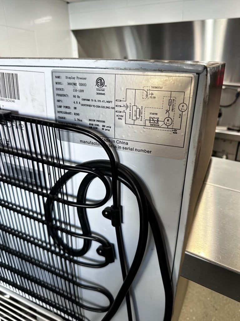 Excellent Condition – Avantco CFM2 / 360CFM2 – 2 Cu. Ft. Countertop Glass Door Display Freezer – 110–120V – ETL Certified – Fully Tested & Operational!