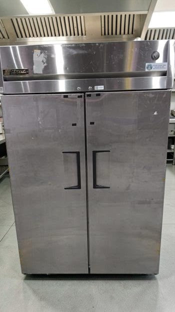 Professionally Maintained Condition – True TG2R-2S – 56 Cu. Ft. Commercial Two-Door Reach-In Refrigerator – Stainless Steel – 115V – 1/2 HP – Fully Tested & Operational!