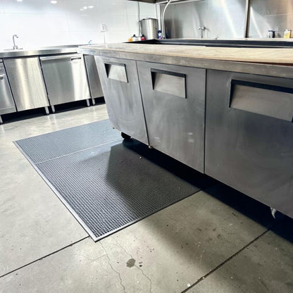 Exceptional Condition – True TSSU-72-30M-B-ST-HC 72” Mega Top Sandwich / Salad Prep Table – Refrigerated Base – 115V – Fully Tested & Operational!