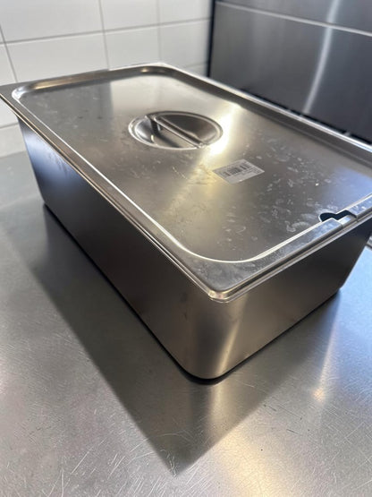 Outstanding Condition – ZPL ZSPCF – Full-Size Stainless-Steel Steam Table Pan with Solid Lid – Approx. 21-Qt. Capacity – Fully Inspected & Ready for Use!