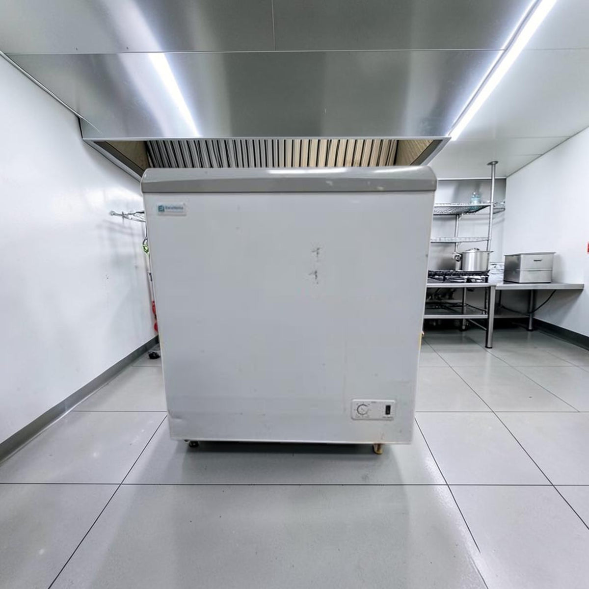 Excellent Condition – Excellence Commercial Products VBN-3D – 29" Dual-Temp Chest Showcase Refrigerator / Freezer – Sliding Glass Lids – 3.35 Cu. Ft. – 115V – R600a – Fully Tested & Operational!