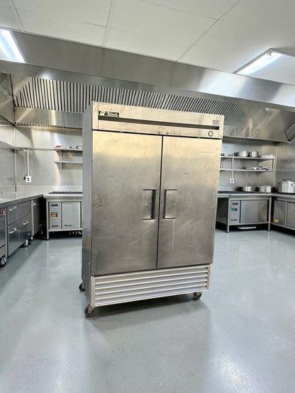 Elite Condition – True T-49 – 54 1/8" Two-Section Reach-In Refrigerator – 2 Solid Doors – R134A – 115V – Fully Tested & Operational!