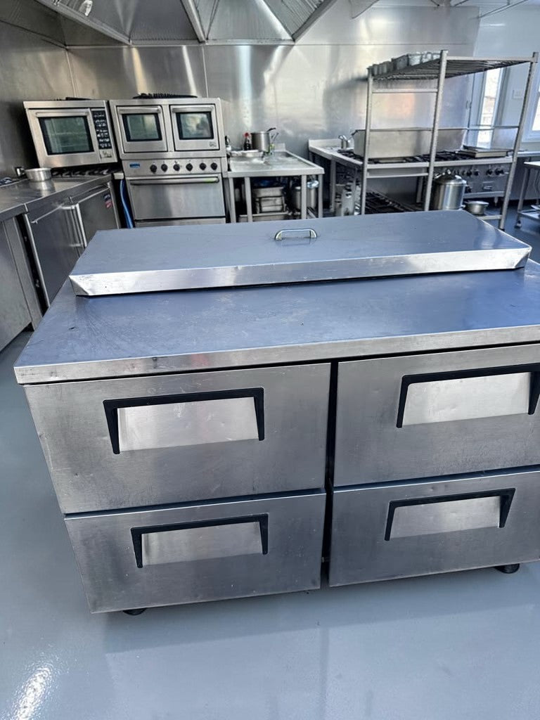Superb Condition – True TSSU-48-12D-4 – 48″ Four-Drawer Sandwich/Salad Prep Table – 12-Pan Refrigerated Top – 115V – Fully Tested & Operational!