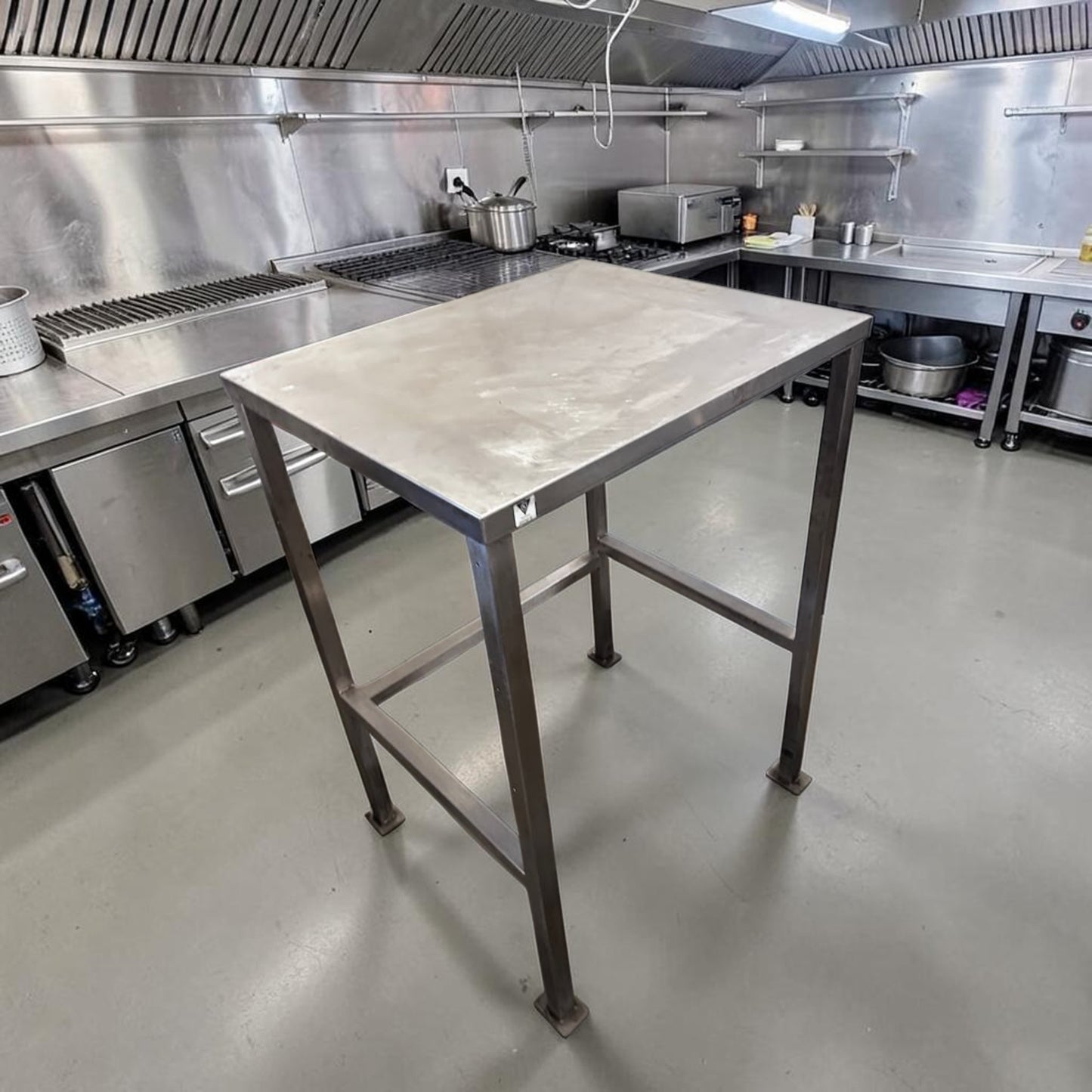 Remarkable Condition – 32″ × 28″ Commercial Stainless Steel Equipment Stand – 45″ Working Height – Open Base – UL EPH Classified – Heavy-Duty Construction