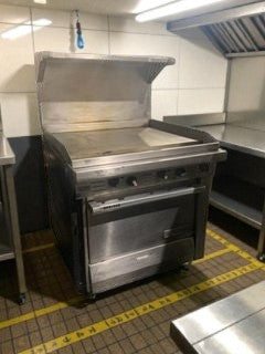 Like-New Condition – Commercial Gas Range with Flat Griddle & Oven – Fully Tested & Working!