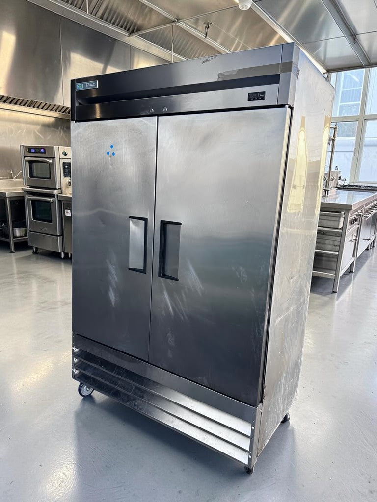Superior Condition – True T-49F-HC – 54 1/8" Two-Section Reach-In Freezer – 49 Cu. Ft. – 115V – ENERGY STAR® – Fully Tested & Operational!