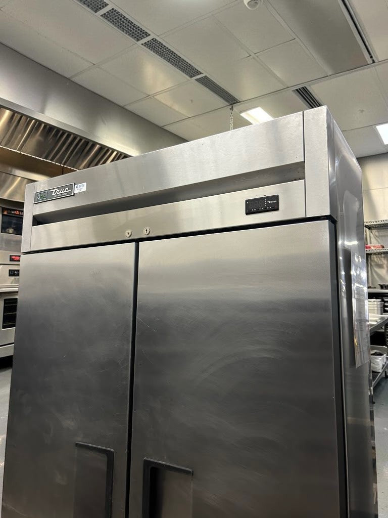 Outstanding Condition – True T-35-HC – 39 1/2" Two-Section Solid-Door Reach-In Refrigerator – 35 Cu. Ft. – 115V – Made in USA – Fully Tested & Operational!