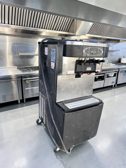 Prime Condition – Taylor C712-33 – Twin-Twist Commercial Soft Serve Freezer – Two Flavors plus Twist – Pump-Fed – 208–230V – Fully Tested & Operational!