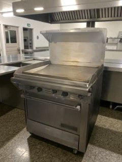 Like-New Condition – Commercial Gas Range with Flat Griddle & Oven – Fully Tested & Working!