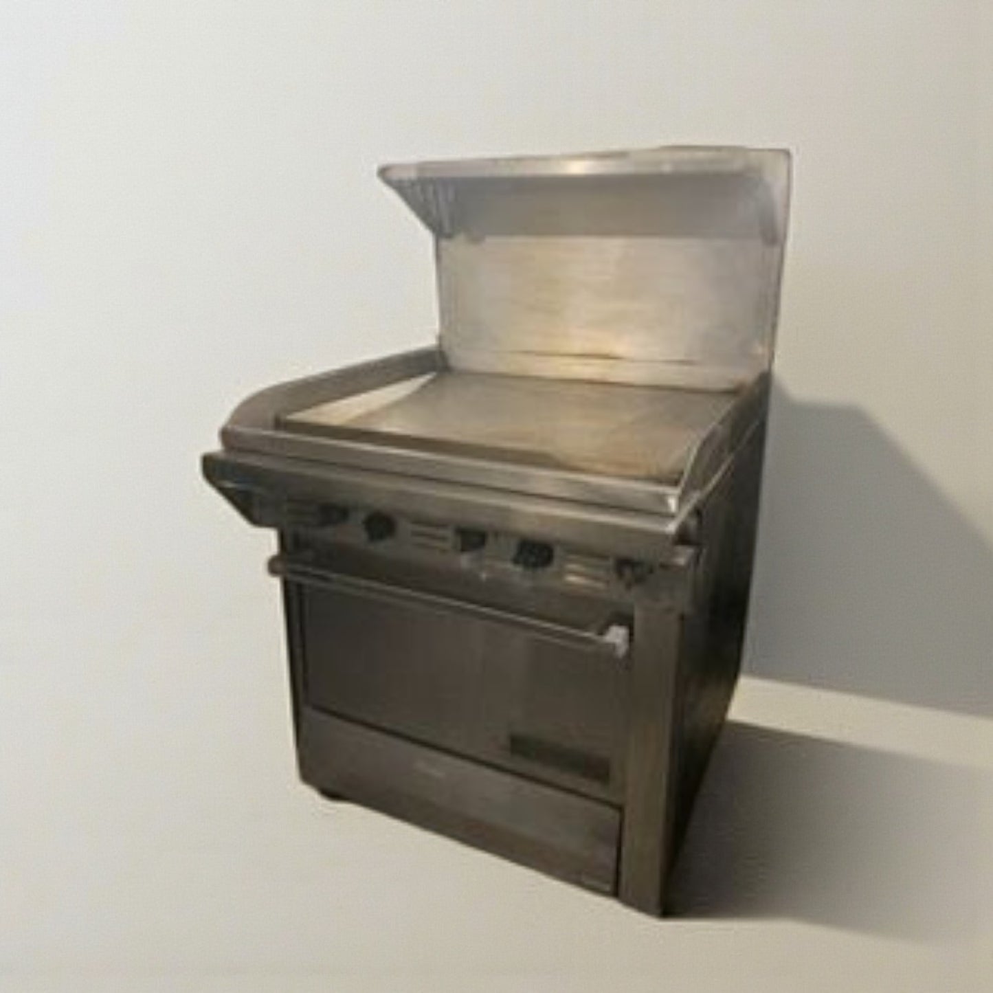 Like-New Condition – Commercial Gas Range with Flat Griddle & Oven – Fully Tested & Working!