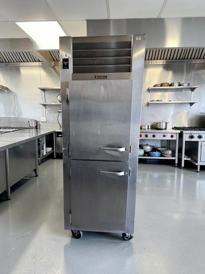 Excellent Condition – Traulsen RHT132WUT-HHS Specification Line – 30" One-Section Half-Door Reach-In Refrigerator – 24.2 Cu. Ft. – 115V – Fully Tested & Operational!
