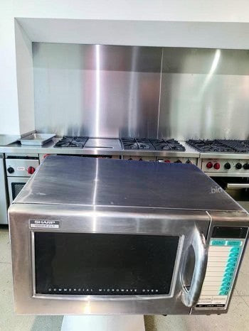Superb Condition – Sharp R-21LTF – Commercial Microwave Oven – 1,000 Watts – 1.0 Cu. Ft. – Touch Controls – 120V – NSF Listed – Fully Tested & Operational!