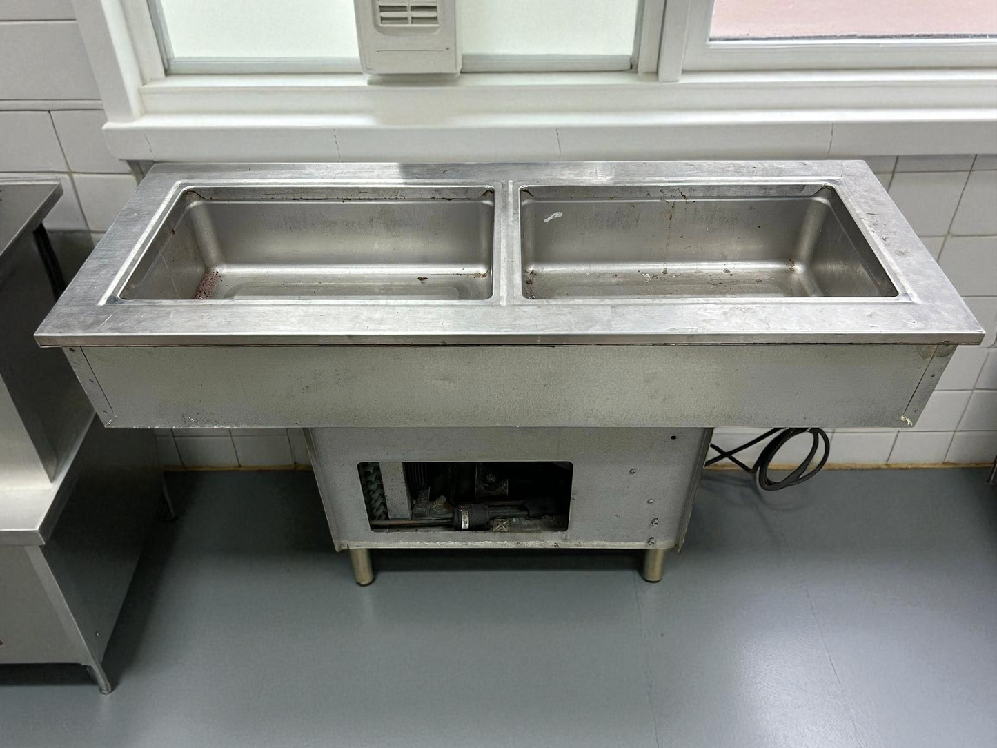 Premium Condition – Delfield 8148-EFNP Narrow Two-Pan LiquiTec Refrigerated Drop-In Cold Well – 115V – UL & NSF Listed – Fully Tested & Operational!