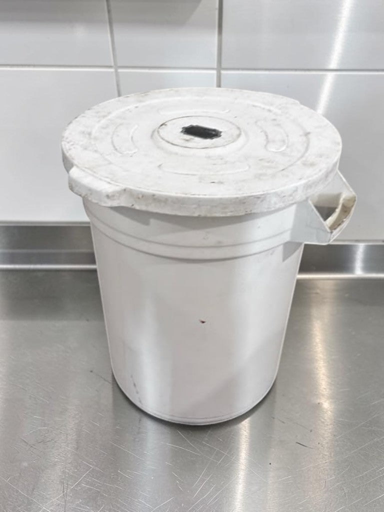Like-New Condition – 32 Gallon Round Commercial Trash Can with Lid & Dolly – Heavy-Duty Foodservice Waste Container – NSF / USDA Style – Ready for Immediate Use!