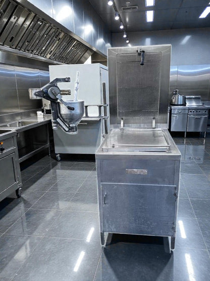 Excellent Condition – Lucks G1826 – Commercial Natural Gas Donut Fryer – Open Kettle Fryer with Donut Screen & Manual Depositor – Stainless Steel – 60,000 BTU – Fully Tested & Operational!