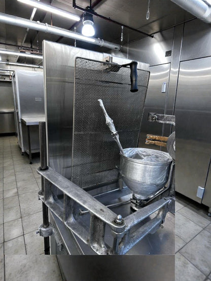 Excellent Condition – Lucks G1826 – Commercial Natural Gas Donut Fryer – Open Kettle Fryer with Donut Screen & Manual Depositor – Stainless Steel – 60,000 BTU – Fully Tested & Operational!