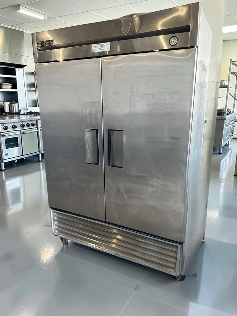 Excellent Condition – True T-49 – 49 Cu. Ft. Two-Section Commercial Reach-In Refrigerator – 2 Solid Doors – 115V – R134a – Fully Tested & Operational!