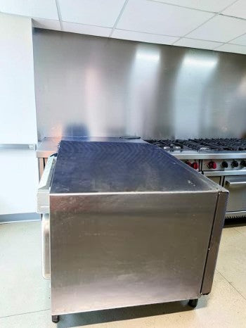 Superb Condition – Sharp R-21LTF – Commercial Microwave Oven – 1,000 Watts – 1.0 Cu. Ft. – Touch Controls – 120V – NSF Listed – Fully Tested & Operational!