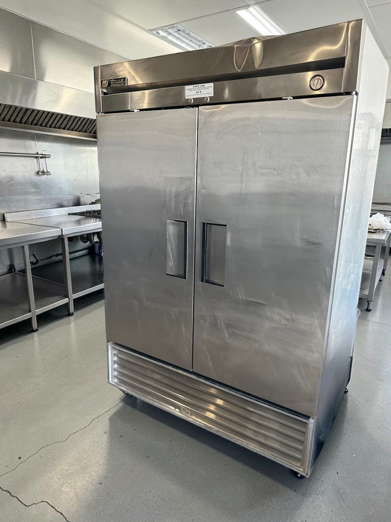 Excellent Condition – True T-49 – 49 Cu. Ft. Two-Section Commercial Reach-In Refrigerator – 2 Solid Doors – 115V – R134a – Fully Tested & Operational!