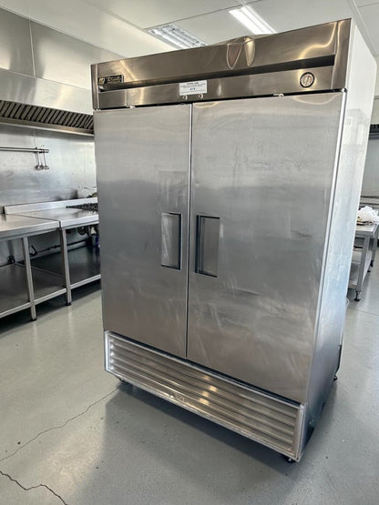 Excellent Condition – True T-49 – 49 Cu. Ft. Two-Section Commercial Reach-In Refrigerator – 2 Solid Doors – 115V – R134a – Fully Tested & Operational!