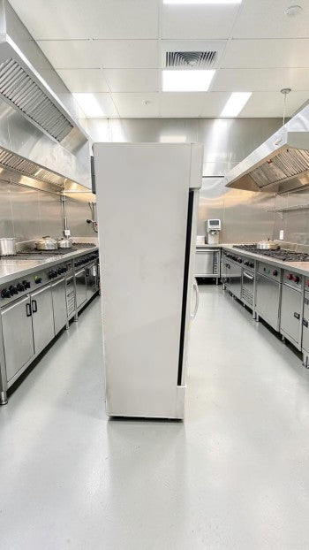 Pristine Condition – True GDM-19T-HC~TSL01 – 19 Cu. Ft. Commercial Glass Door Refrigerated Merchandiser – Single Glass Door – 115V – Fully Tested & Operational!