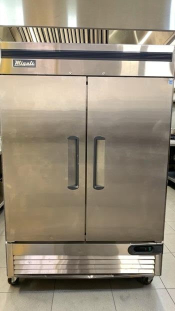 Top-Tier Condition – Migali C-2RB-HC – 54.4" Two-Section Commercial Reach-In Refrigerator – 49 Cu. Ft. – 2 Solid Doors – Bottom-Mount Compressor – 115V – R290 – Fully Tested & Operational!