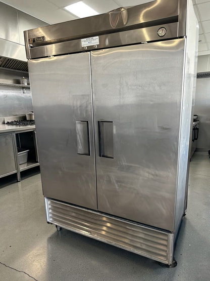 Excellent Condition – True T-49 – 49 Cu. Ft. Two-Section Commercial Reach-In Refrigerator – 2 Solid Doors – 115V – R134a – Fully Tested & Operational!