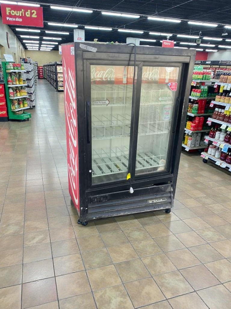 Immaculate Condition – True GDM-33SSL Glass Door Merchandiser Refrigerator – Coca-Cola  - 115V / Single Phase - Fully Tested & Working!