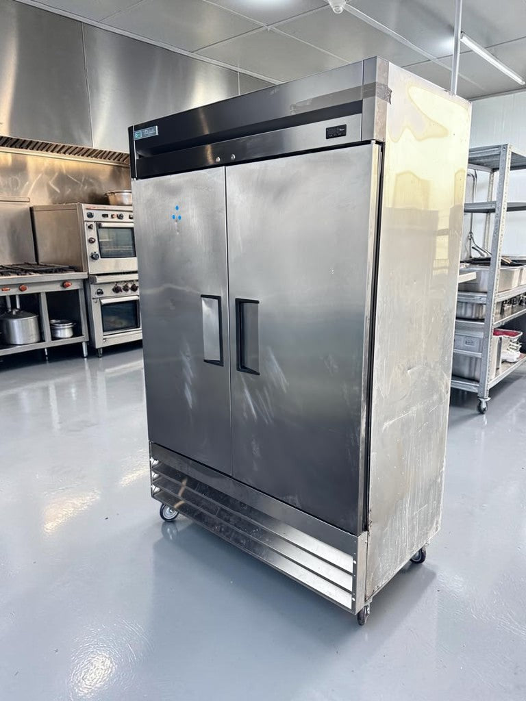 Superior Condition – True T-49F-HC – 54 1/8" Two-Section Reach-In Freezer – 49 Cu. Ft. – 115V – ENERGY STAR® – Fully Tested & Operational!