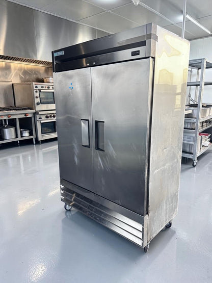 Superior Condition – True T-49F-HC – 54 1/8" Two-Section Reach-In Freezer – 49 Cu. Ft. – 115V – ENERGY STAR® – Fully Tested & Operational!
