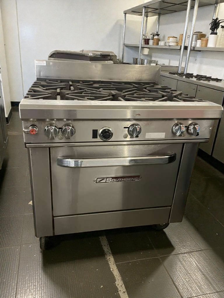 Exceptional Condition – Southbend Commercial Gas Range with Oven – Fully Tested & Working!