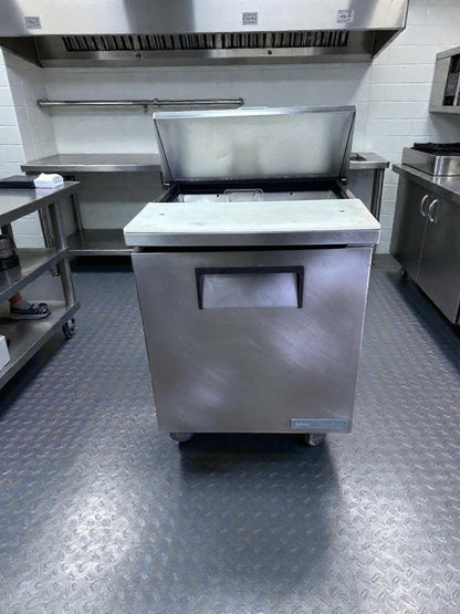 Exceptional Condition – True TSSU-27-08-HC Sandwich / Salad Prep Table – 115V – Fully Tested & Working
