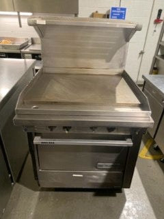Like-New Condition – Commercial Gas Range with Flat Griddle & Oven – Fully Tested & Working!