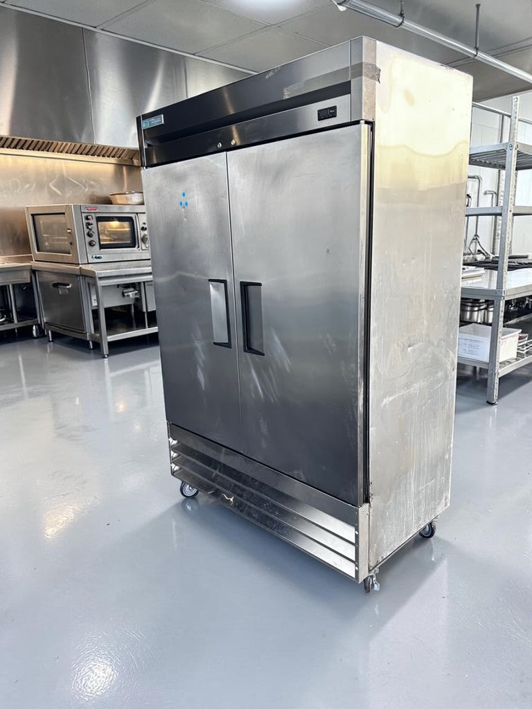 Superior Condition – True T-49F-HC – 54 1/8" Two-Section Reach-In Freezer – 49 Cu. Ft. – 115V – ENERGY STAR® – Fully Tested & Operational!
