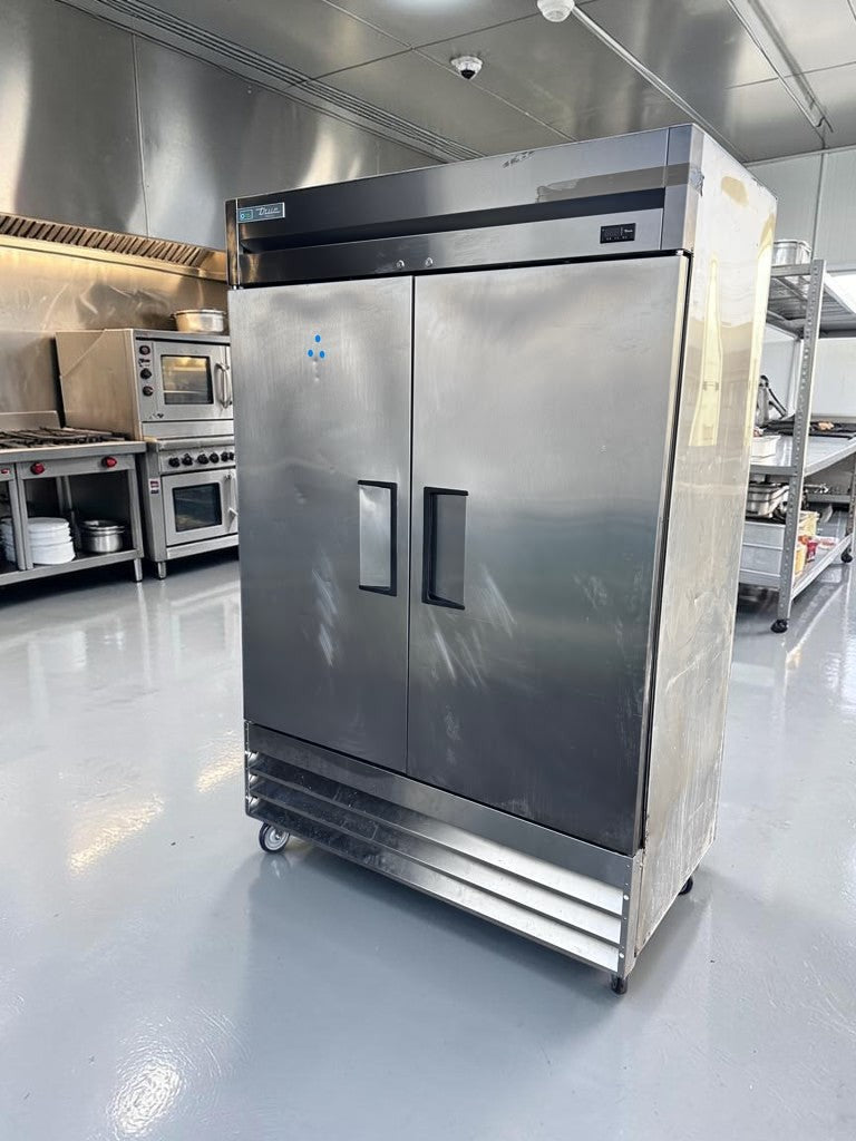 Superior Condition – True T-49F-HC – 54 1/8" Two-Section Reach-In Freezer – 49 Cu. Ft. – 115V – ENERGY STAR® – Fully Tested & Operational!