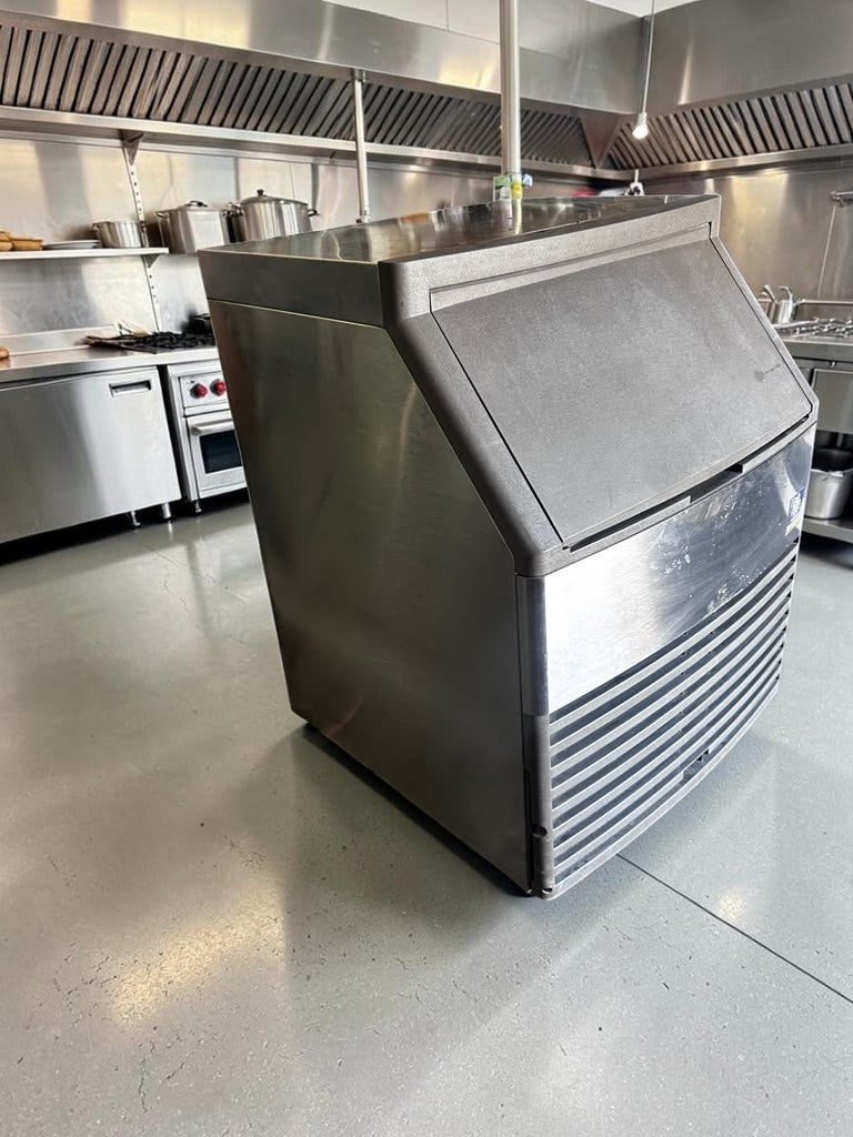 Professionally Maintained Condition – Manitowoc QD-0132A – Undercounter Full-Dice Ice Machine – 130 lb. Daily Production – 80 lb. Storage Bin – 115V – Fully Tested & Operational!
