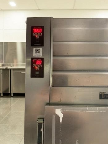 Flawless Condition – Traulsen ADT132WUT-HHS – 29" Spec-Line Reach-In Refrigerator / Freezer Combo – Dual Temp – 2 Half Solid Doors – 115V – NSF & UL Listed – Fully Tested & Operational!