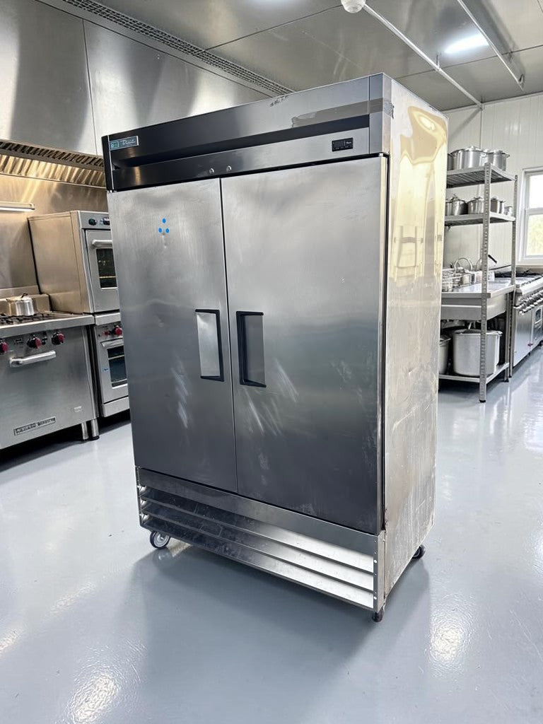 Superior Condition – True T-49F-HC – 54 1/8" Two-Section Reach-In Freezer – 49 Cu. Ft. – 115V – ENERGY STAR® – Fully Tested & Operational!