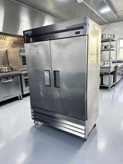 Superior Condition – True T-49F-HC – 54 1/8" Two-Section Reach-In Freezer – 49 Cu. Ft. – 115V – ENERGY STAR® – Fully Tested & Operational!