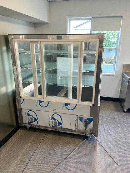Immaculate Condition – Commercial Refrigerated Glass Display Case – 115V / Single Phase – Fully Tested & Working!