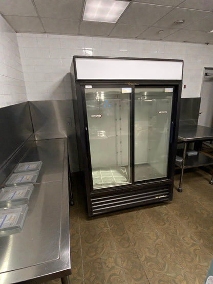 Immaculate Condition – True GDM-45 Glass Door Merchandiser Refrigerator – 115V / Single Phase – Fully Tested & Working!