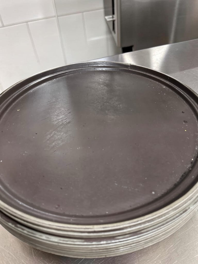 Well-Maintained Condition – Large Oval Non-Skid Serving Trays – 27 in x 22 in – Brown – Commercial Grade – Professionally Inspected & Ready for Service!