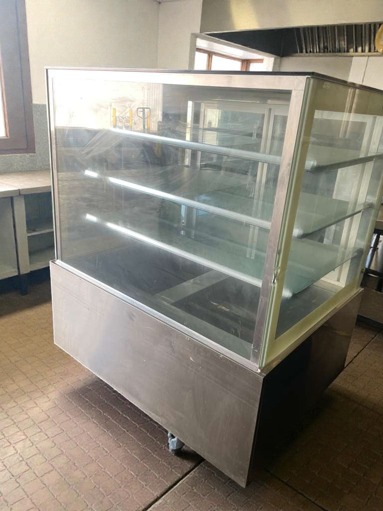 Immaculate Condition – Commercial Refrigerated Glass Display Case – 115V / Single Phase – Fully Tested & Working!