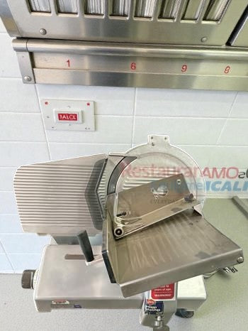 Immaculate Condition – Bizerba SE8 Manual Meat Slicer – 13″ Blade – Stainless Steel – Commercial Grade – UL Listed – Fully Tested & Operational!