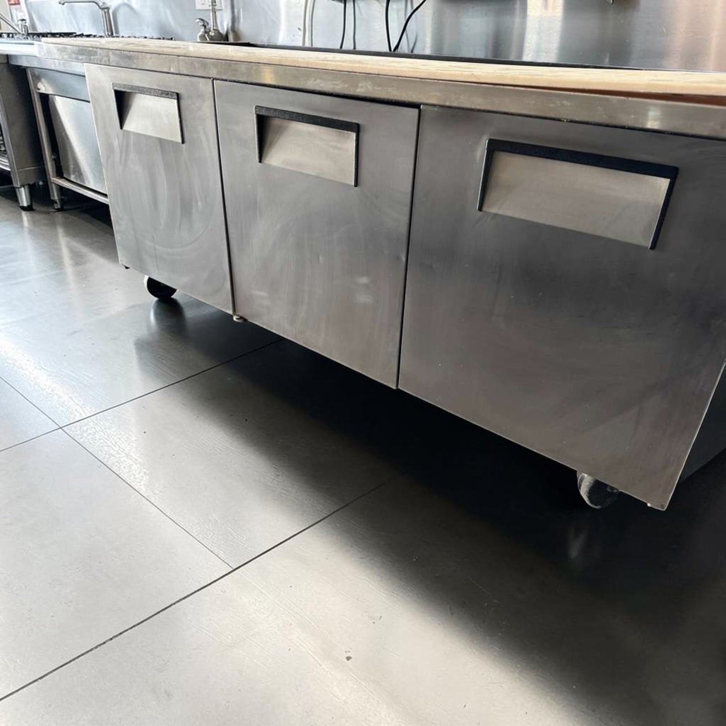 Exceptional Condition – True TSSU-72-30M-B-ST-HC 72” Mega Top Sandwich / Salad Prep Table – Refrigerated Base – 115V – Fully Tested & Operational!