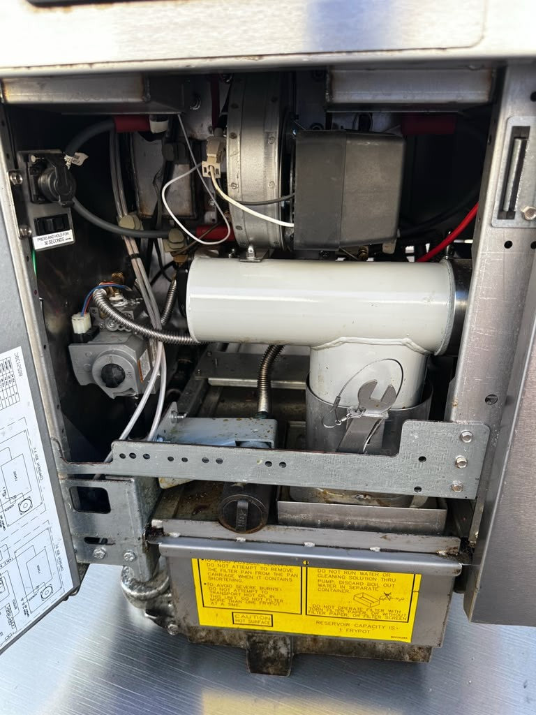 Prime Condition – Frymaster 2FQG30U FilterQuick – Dual Commercial Natural Gas Fryer Battery – Two 30-Lb. Frypots – SMART4U 3000 Controllers – Built-In Filtration – 140,000 BTU – Fully Tested & Operational!